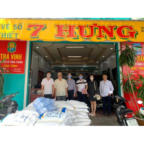 Hỗ trợ trên 400 phần quà cho người bán vé số dạo