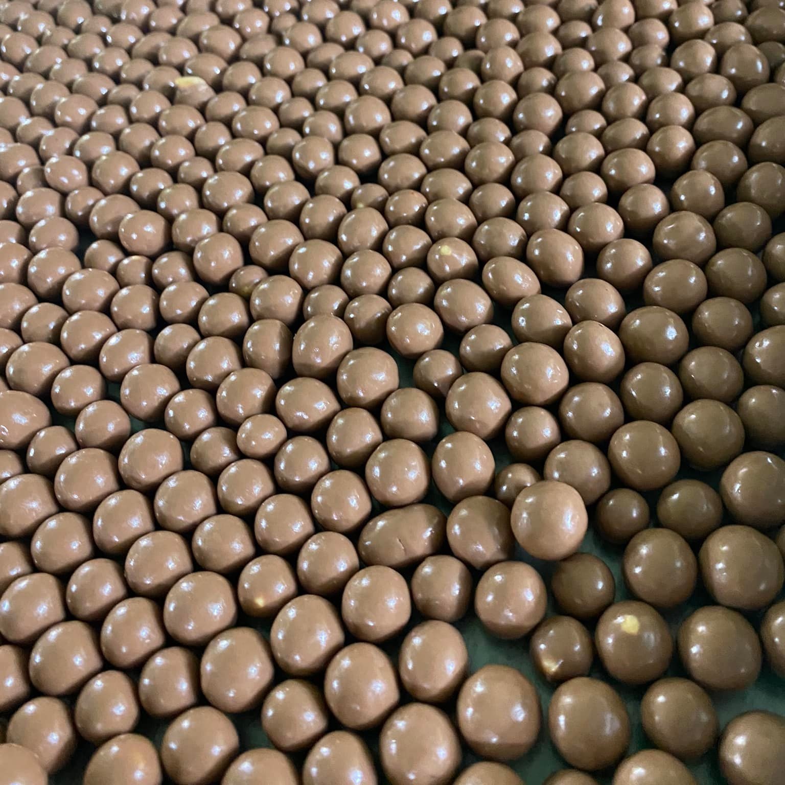 Bí Quyết Giữ Chocolate Hạnh Nhân Giòn Lâu, Không Bị Chảy Nước