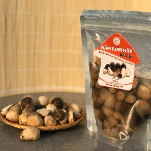 Chọn nấm rơm tươi