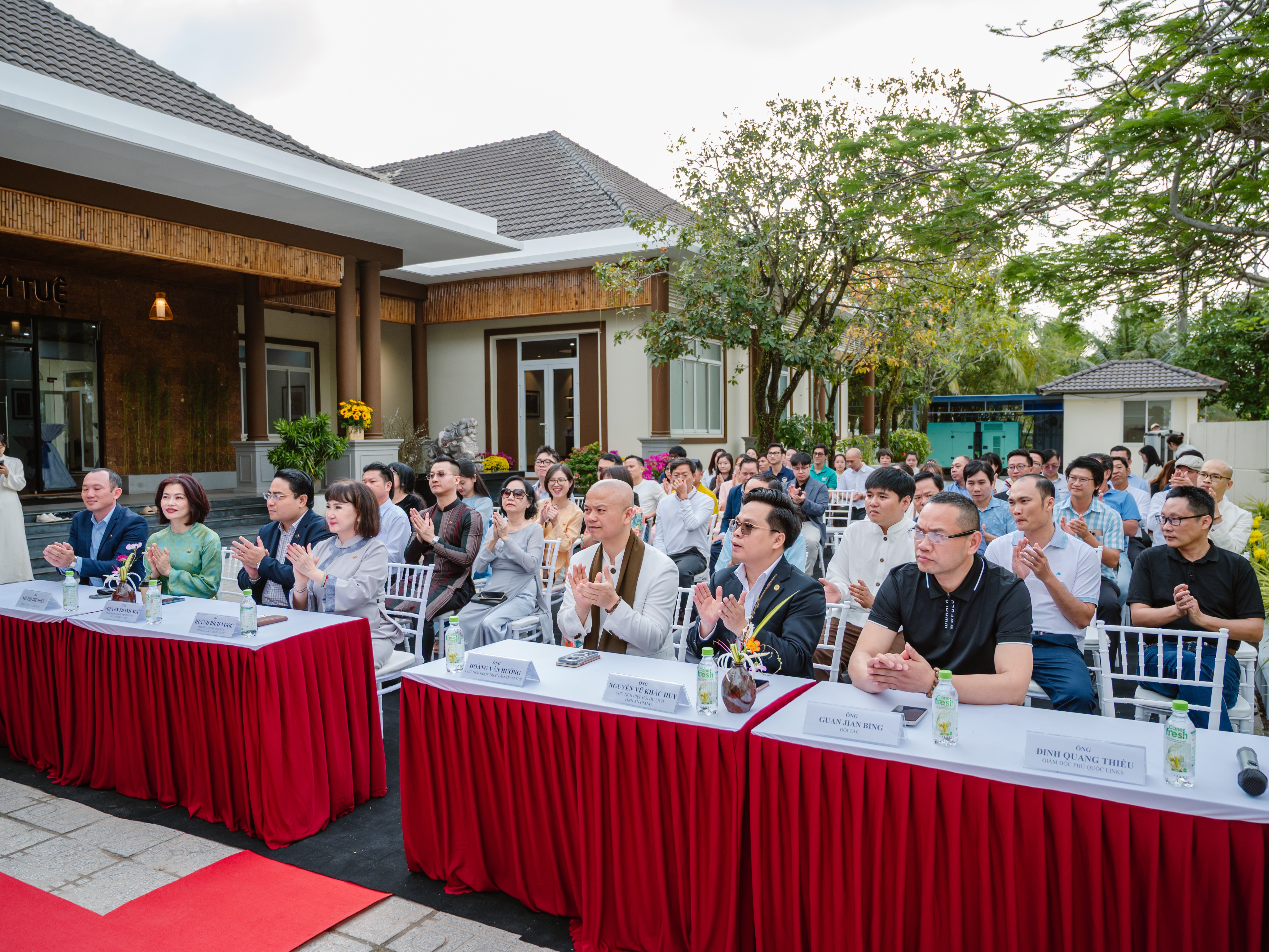 Cách khách mời tham dự