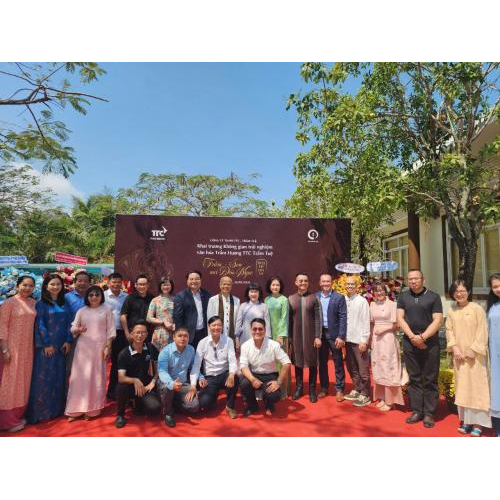 Cách khách mời tham dự