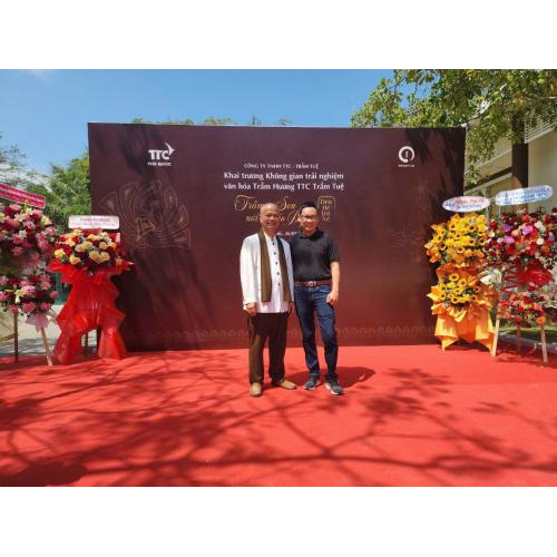 Cách khách mời tham dự