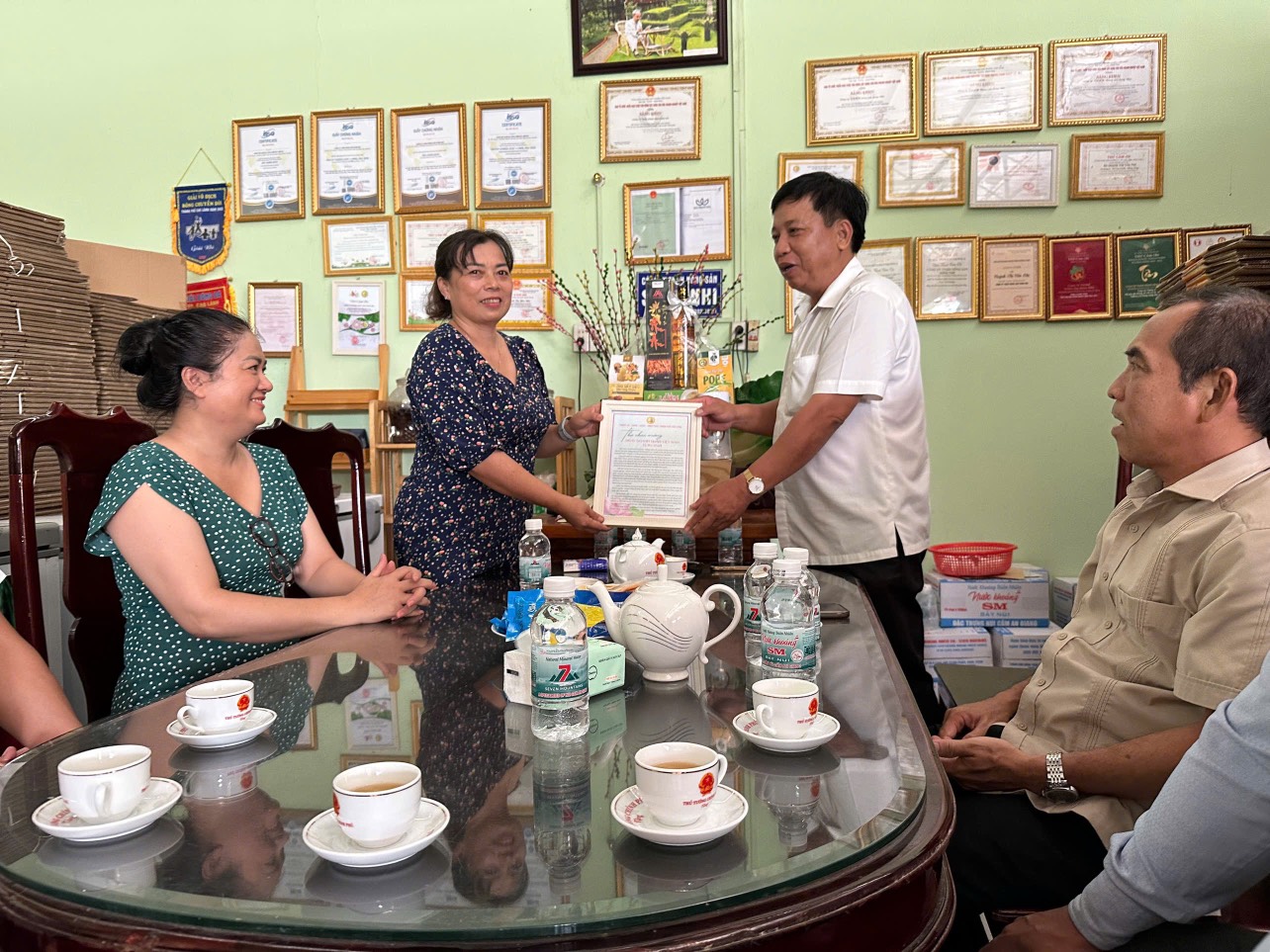 Bí Thư thành phố Cao Lãnh đến thăm và chúc mừng Công ty nhân ngày Doanh  Nhân Việt Nam