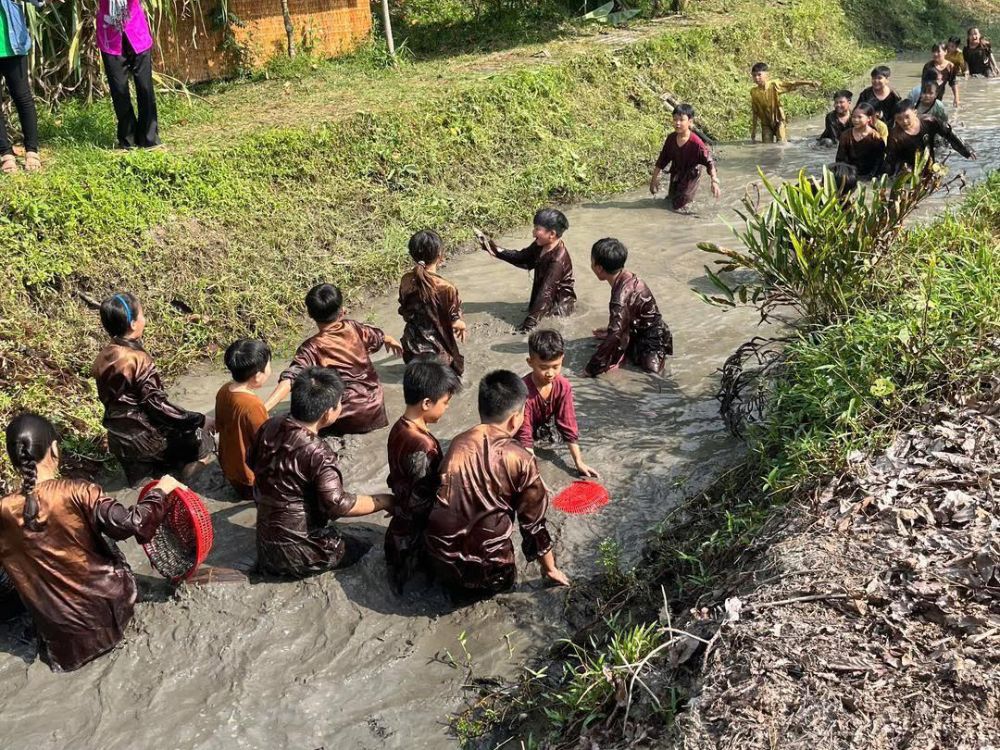 Hoạt động lội mương, tát ao nơm bắt cá đồng