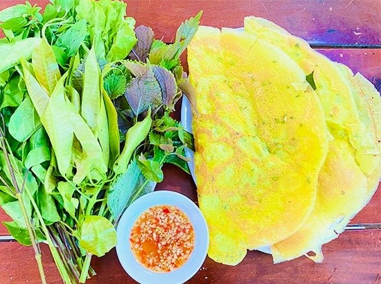 Hương vị quê nhà trong từng chiếc bánh xèo vàng giòn