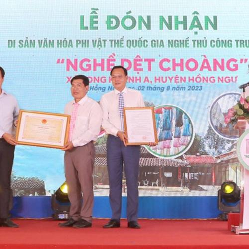 Đón nhận Di sản văn hóa phi vật thể Quốc gia Nghề dệt choàng