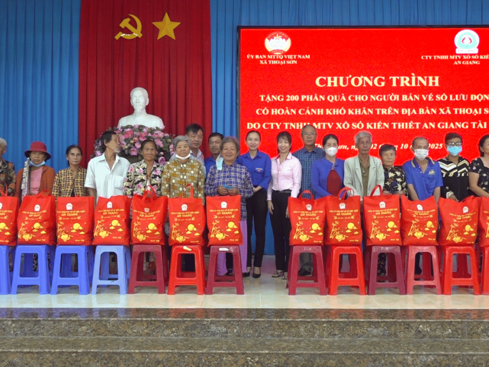 Niềm vui trung thu đến với người bán vé số