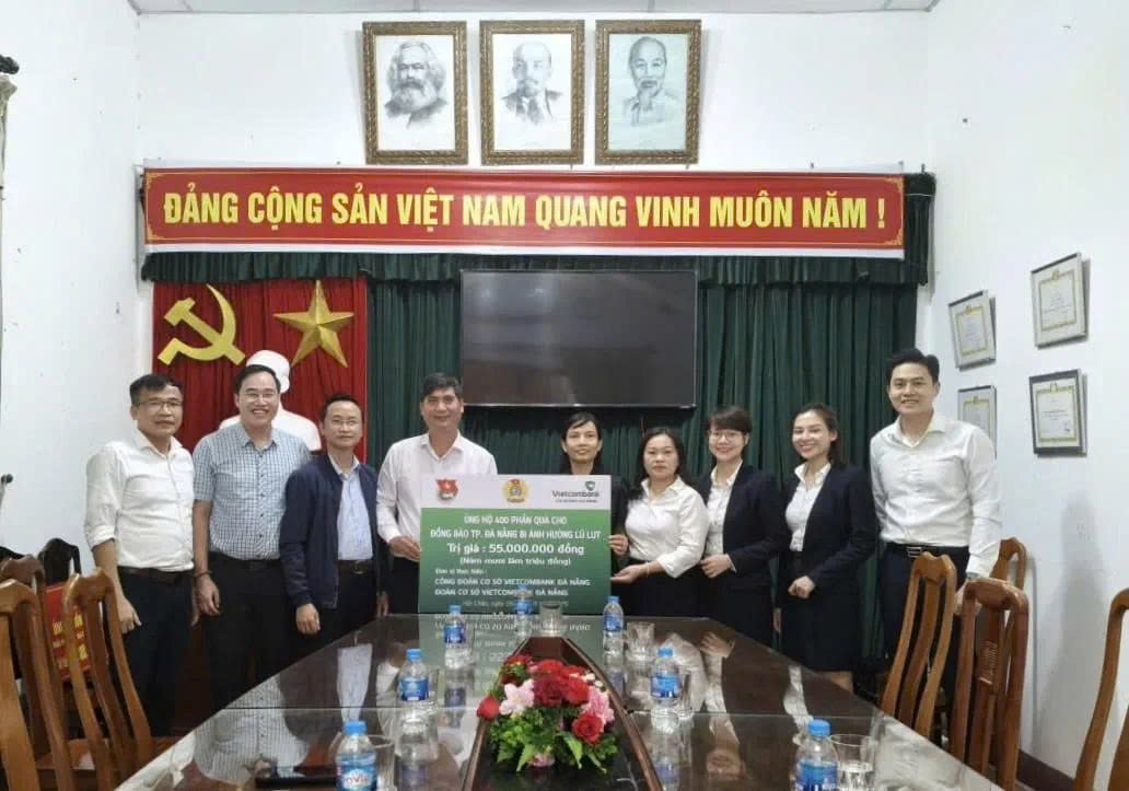 Công tác trao các phần quà đến bà con xã Hùng Sơn