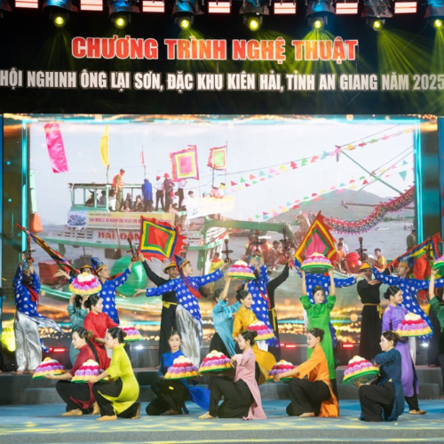 Đa Dạng Sắc Màu Tại Lễ Hội Nghinh Ông Lại Sơn: Khi Văn Hóa Biển Đảo Lên Ngôi