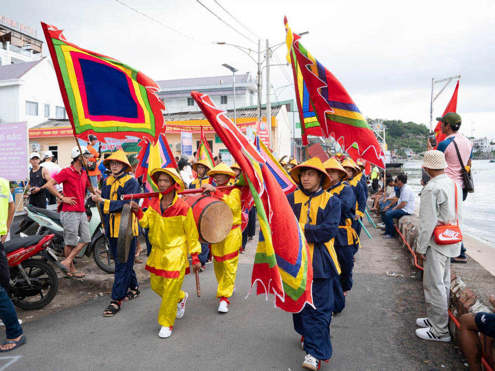 Hòa mình vào không khí Lễ hội rực rỡ (Nếu đi vào dịp 15 - 16/10 Âm lịch)