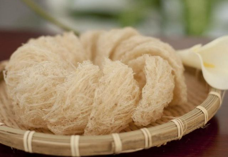 Yến sào giả thường làm từ gì?