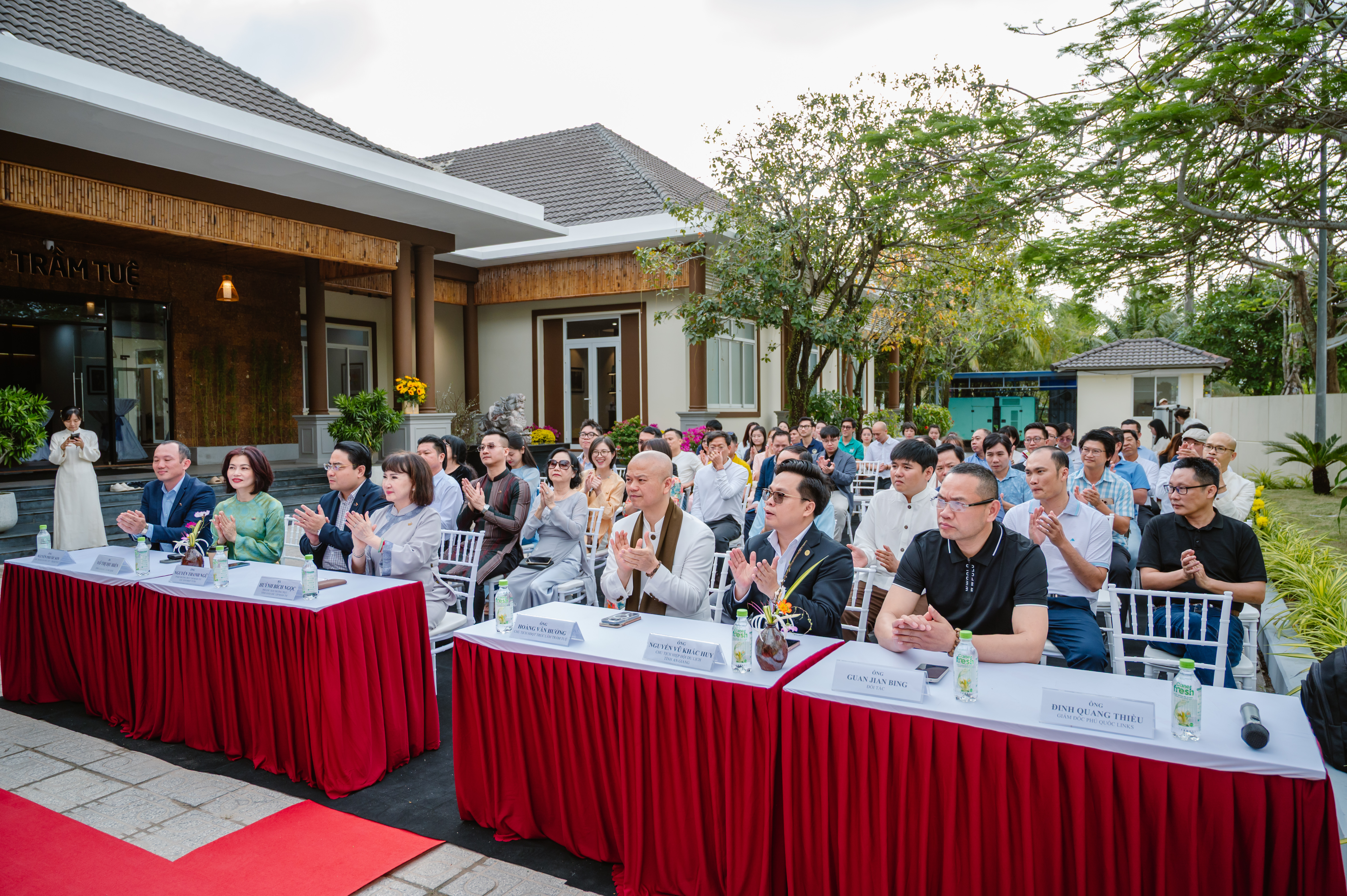 Sự hiện diện trang trọng của lãnh đạo, đối tác và các đơn vị đồng hành