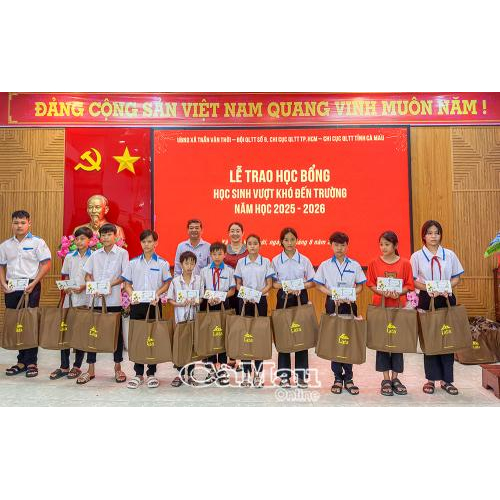 Trao 160 suất học bổng cho học sinh khó khăn xã Trần Văn Thời
