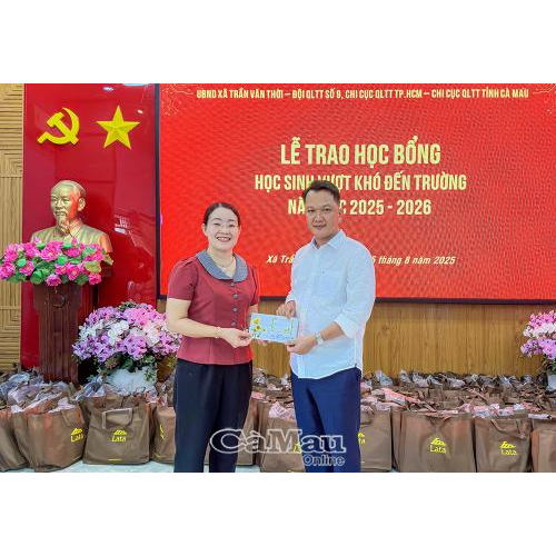 Trao 160 suất học bổng cho học sinh khó khăn xã Trần Văn Thời