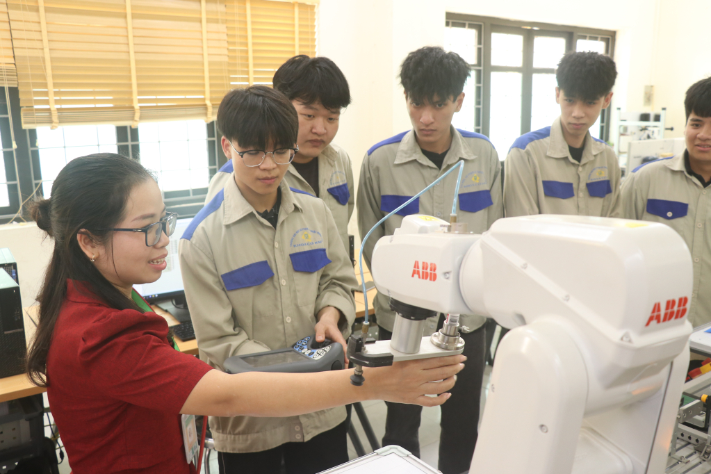Bài 1: Chuyển đổi số giúp duy trì, thúc đẩy tăng trưởng kinh tế - xã hội