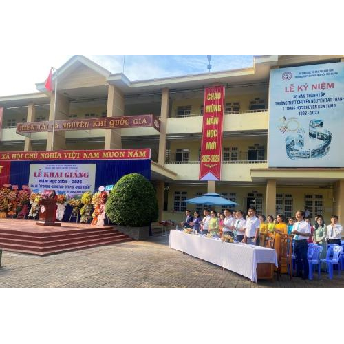 BHXH tỉnh Quảng Ngãi dự Lễ khai giảng tại Trường THPT Chuyên Nguyễn Tất Thành