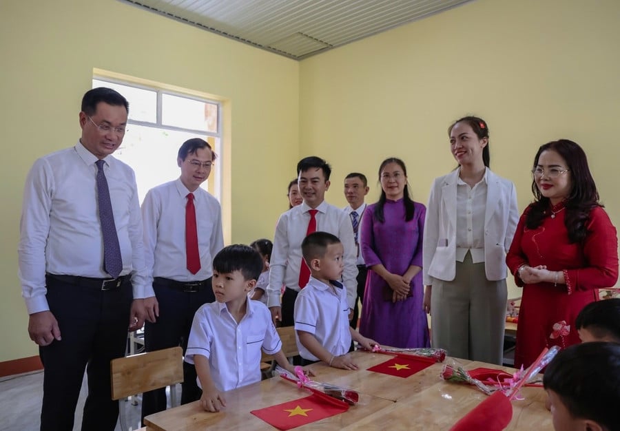 Bí thư Tỉnh ủy Quảng Trị dự khai giảng năm học mới tại Trường Tiểu học Võ Thị Sáu