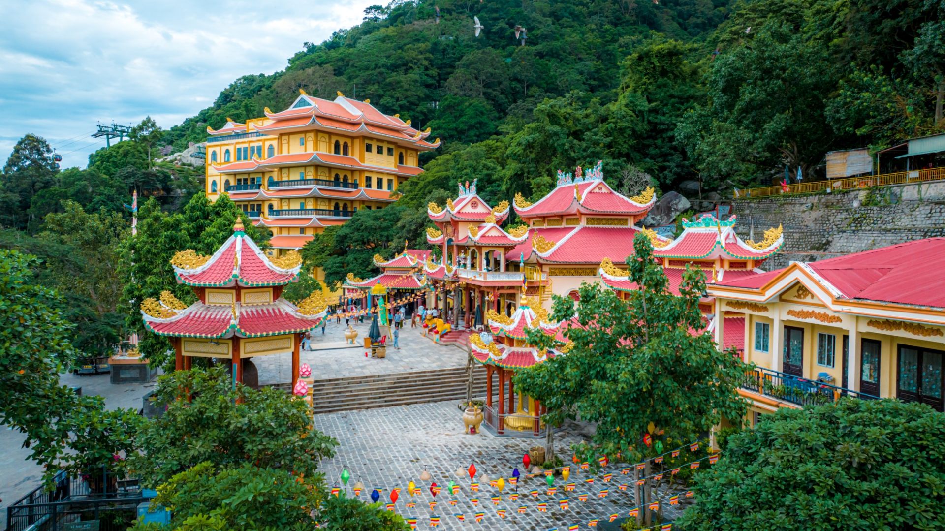 Cử chuông tại chùa Bà vào sáng 1/7