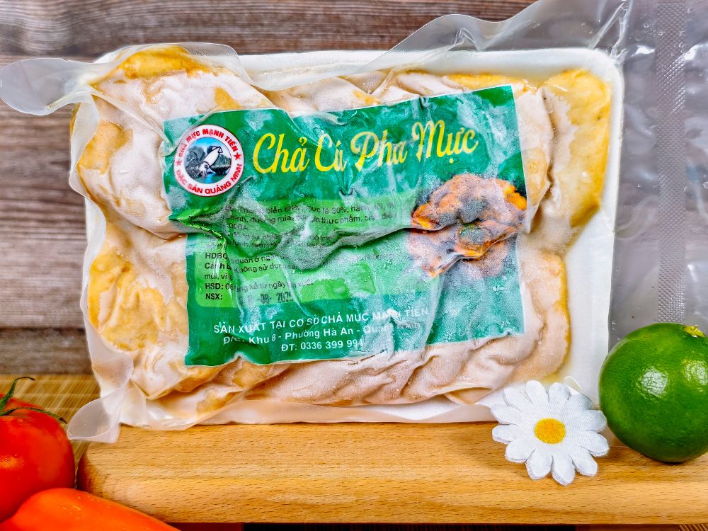 4. Nặn và chiên chả cá pha mực