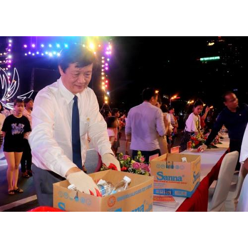 Lãnh đạo tỉnh và đoàn viên, thanh niên thu gom rác sau đêm khai mạc Festival Biển