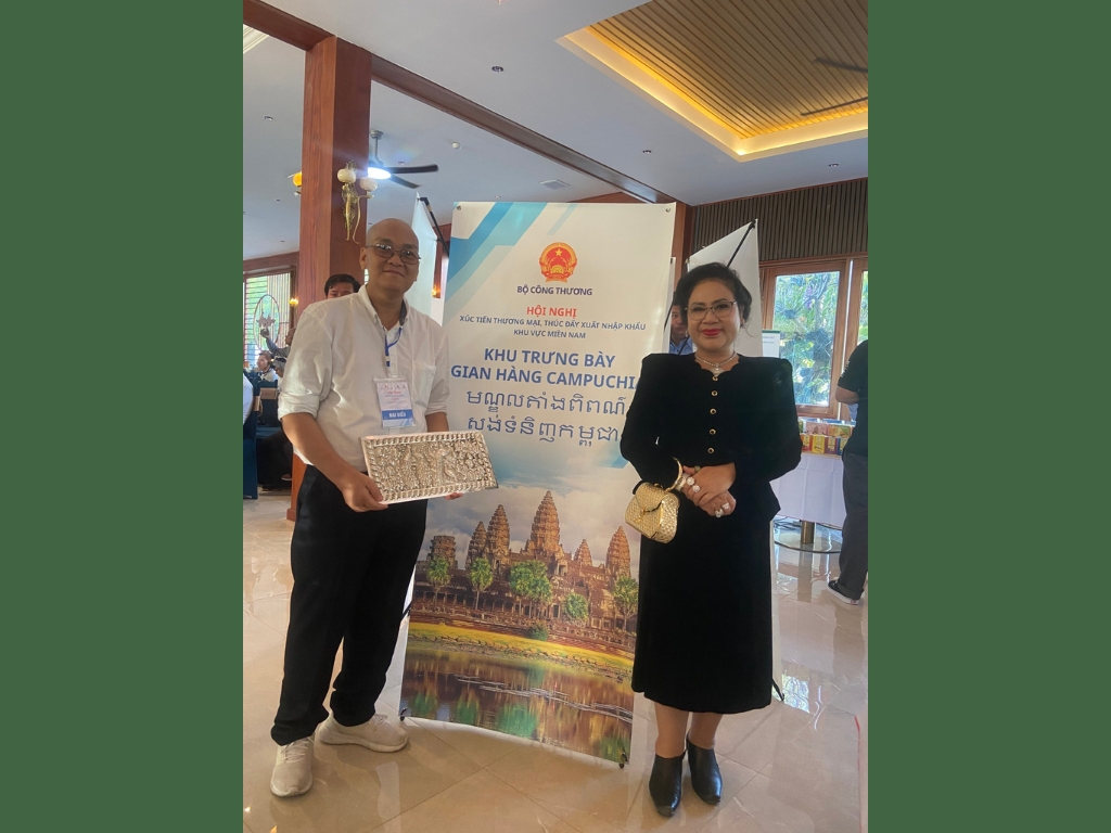 Chụp ảnh lưu niệm với đại biểu tại hội nghị