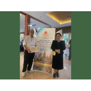 Chụp ảnh lưu niệm với đại biểu tại hội nghị