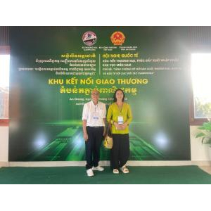 Chụp ảnh lưu niệm với đại biểu tại hội nghị