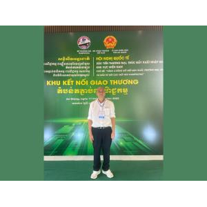 Chụp ảnh lưu niệm với đại biểu tại hội nghị