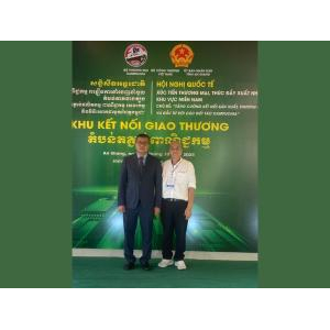 Chụp ảnh lưu niệm với đại biểu tại hội nghị