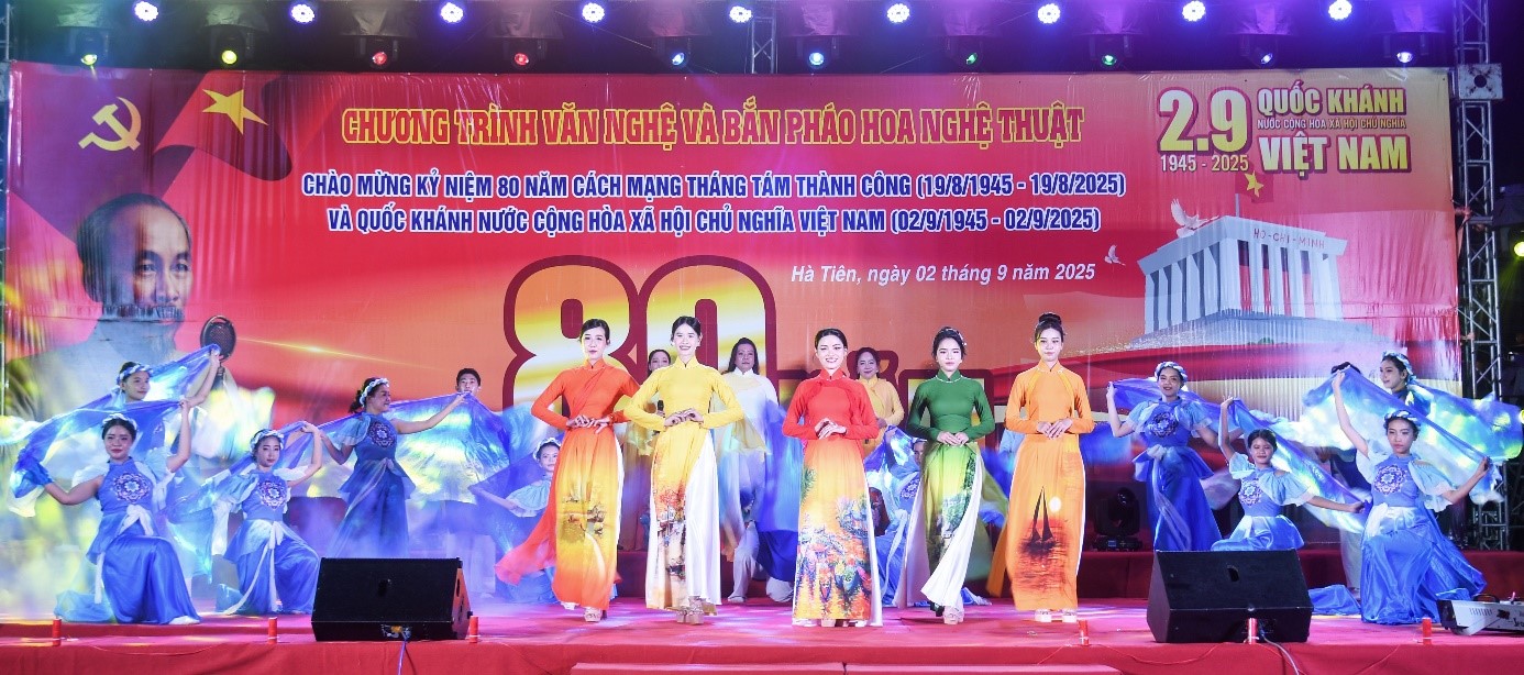 Trên 5.000 người đến xem chương trình văn nghệ và bắn pháo hoa nghệ thuật tại Hà Tiên