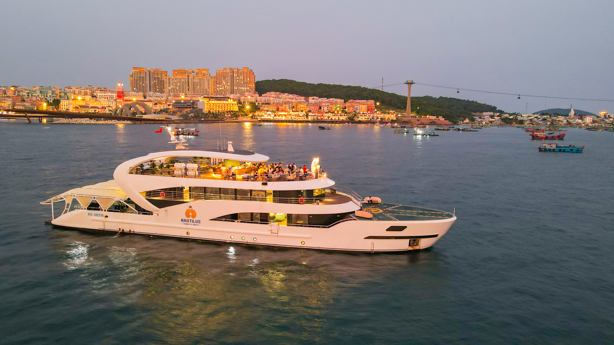 Du thuyền cỡ lớn