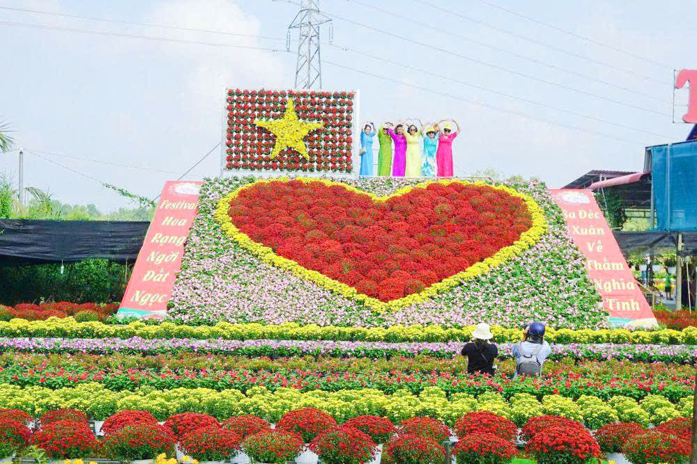 "Trái Tim Yêu Nước" Tâm điểm check-in trước thềm lễ hội