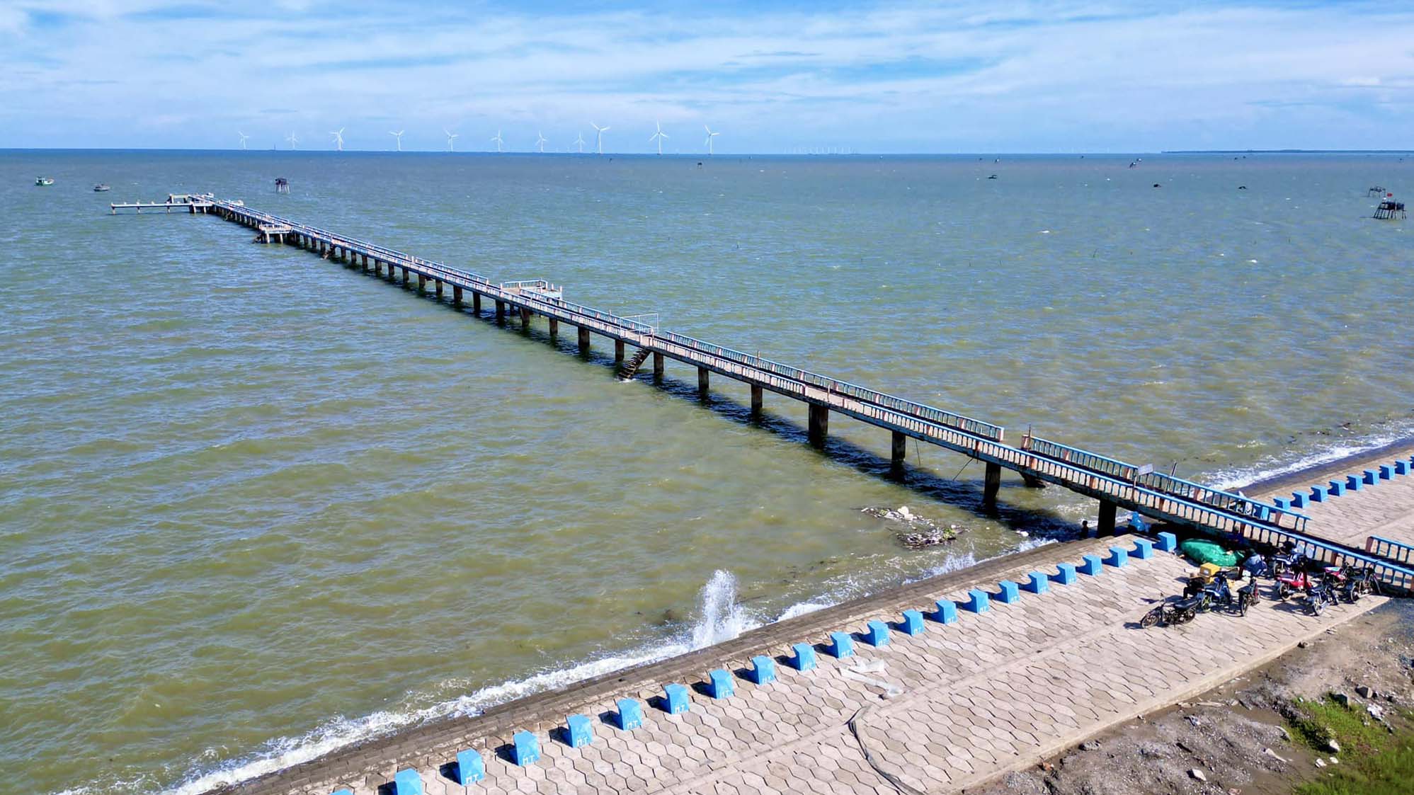 Ghi Nhận Tại Hiện Trường: Cát Đen Và Cầu Tàu Biểu Tượng