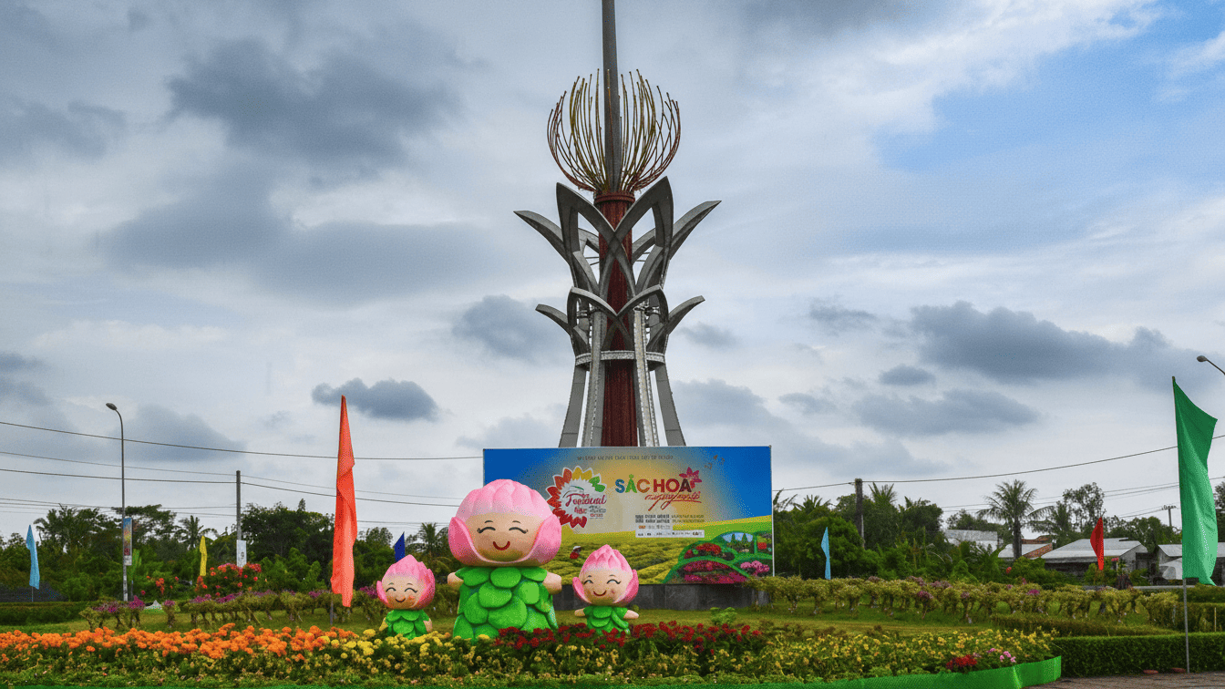 Đường phố ngập sắc xuân, người dân háo hức chờ đón