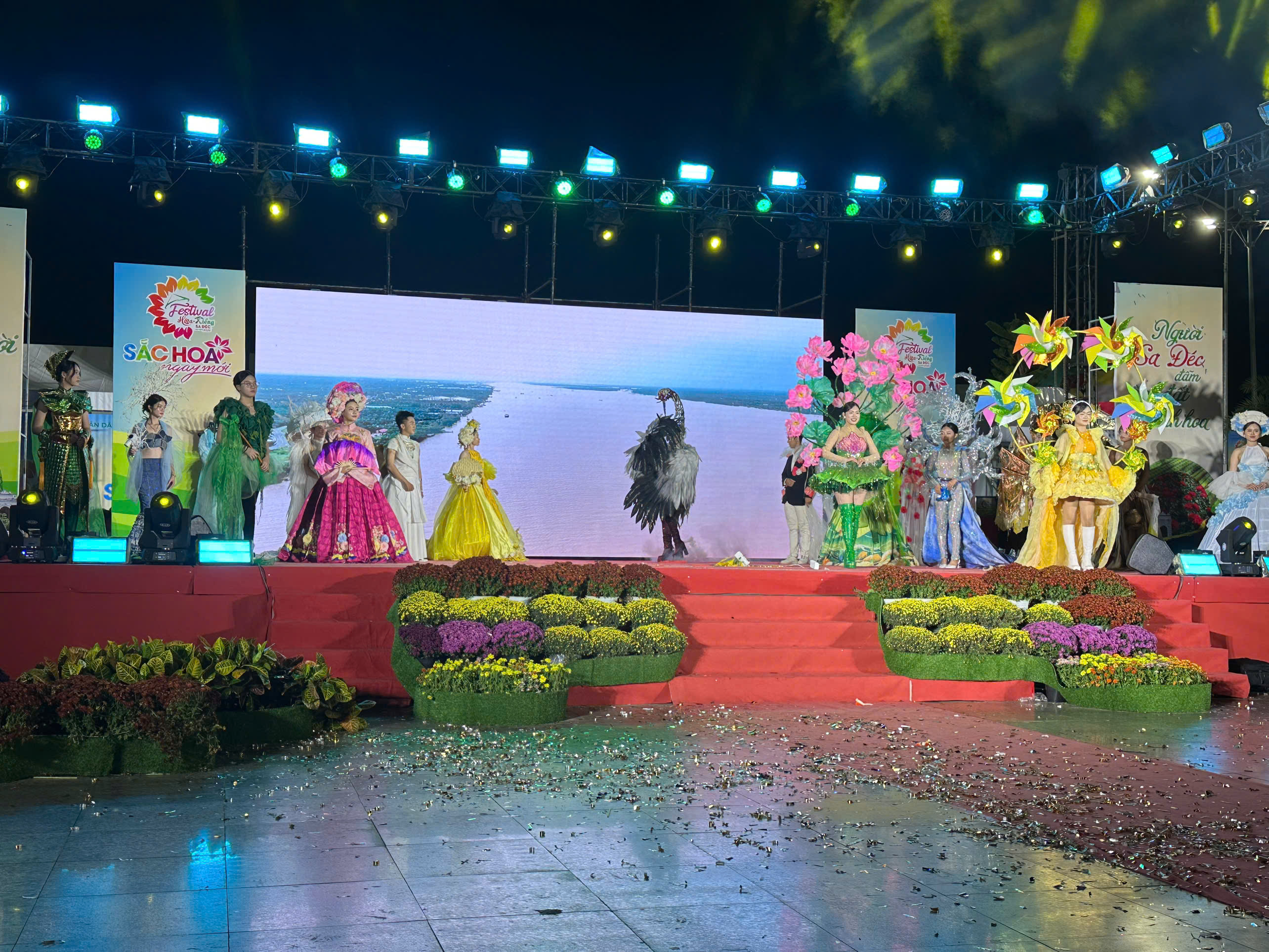 Tôn vinh nghệ thuật hoa kiểng qua không gian hóa trang