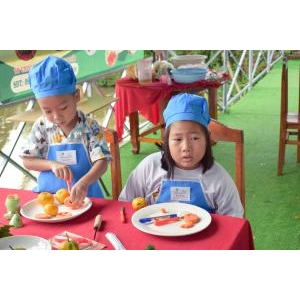 Trải nghiệm điêu khắc rau củ quả – khi bé hóa thân thành nghệ nhân nhí