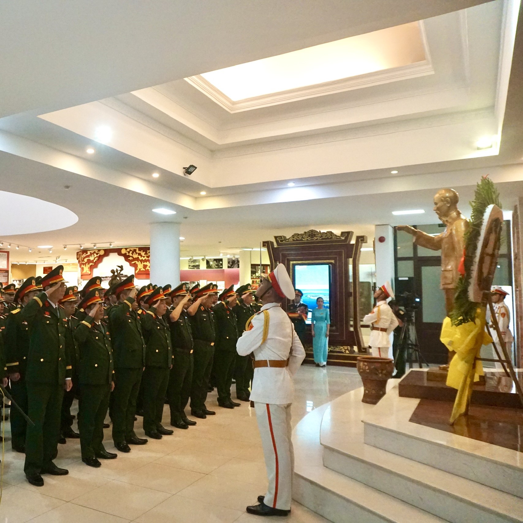 Đoàn Công Tác Bộ Quốc Phòng, Quân Khu 4 Và Đoàn Đại Biểu Dự Đại Hội Đảng Bộ Quân Sự TP Huế Lần Thứ XIII, Nhiệm Kỳ 2025–2030, Long Trọng Tổ Chức Lễ Dâng Hoa Và Báo Công Tại Bảo Tàng Hồ Chí Minh TP Huế
