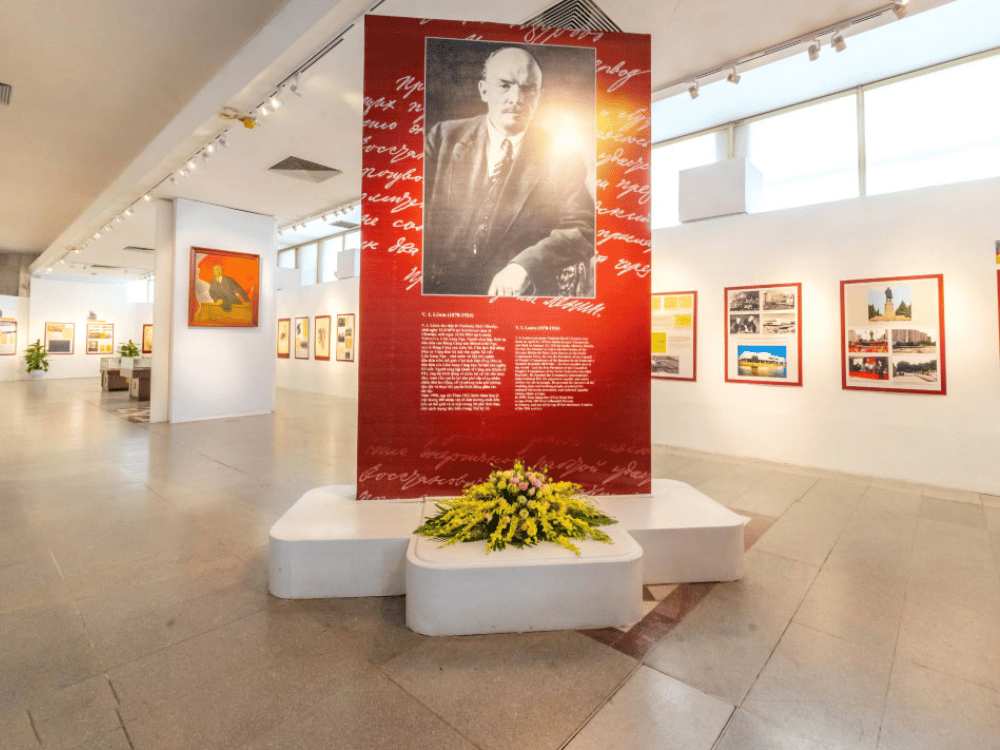 Triển lãm "Leenin Và Thời Đại"