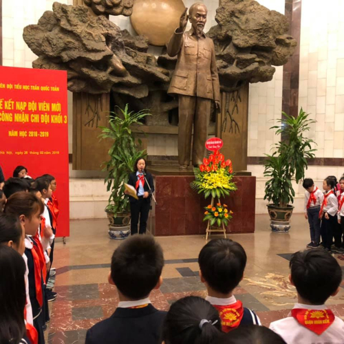 Lễ Kết Nạp Đội Của Trường Tiểu Học Trần Quốc Toản Tại Bảo Tàng Hồ Chí Minh