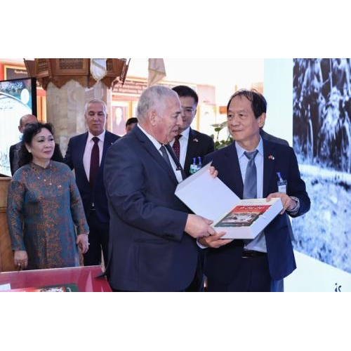 Ra mắt cuốn sách 