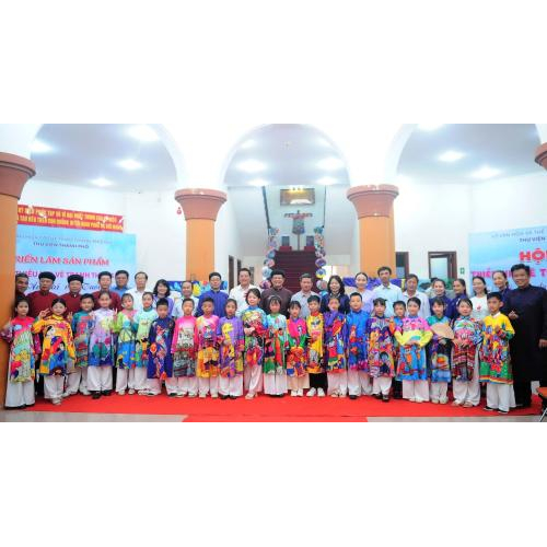 Triển lãm sản phẩm Hội thi thiếu nhi vẽ tranh theo sách chủ đề “Áo dài và Tuổi thơ”