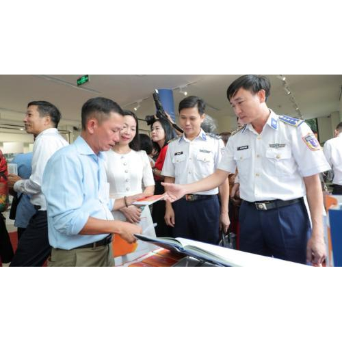 Sự kiện triển lãm "Một dải non sông" và giới thiệu sách ảnh "Biển của lòng người”