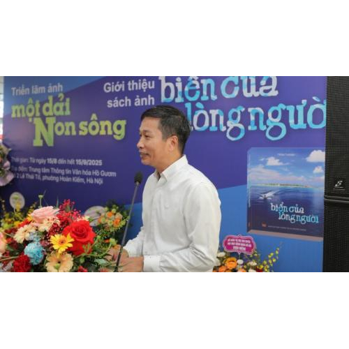 Sự kiện triển lãm "Một dải non sông" và giới thiệu sách ảnh "Biển của lòng người”
