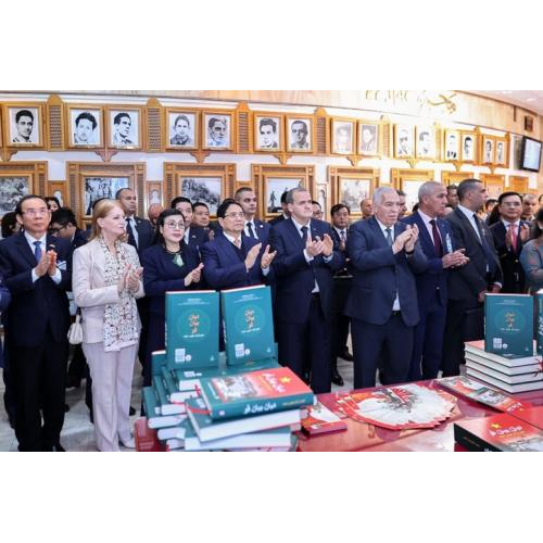 Ra mắt cuốn sách 