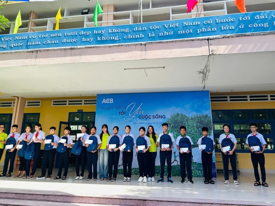 ACB trao tặng học bổng cho các em học sinh