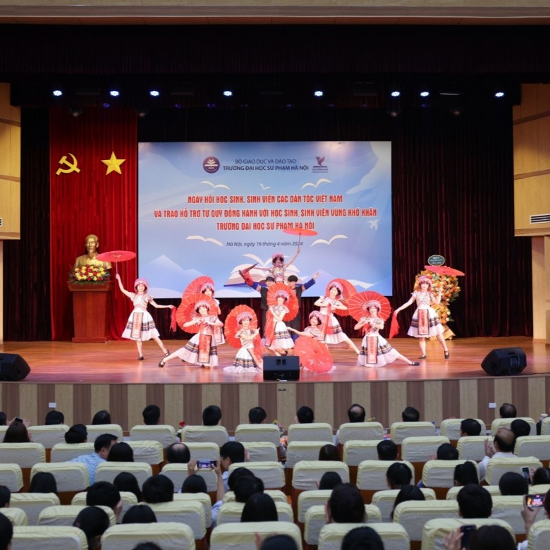 16 Sinh Viên Nhận Học Bổng Từ Quỹ Đồng Hành Với Học Sinh Sinh Viên Vùng Khó Khăn