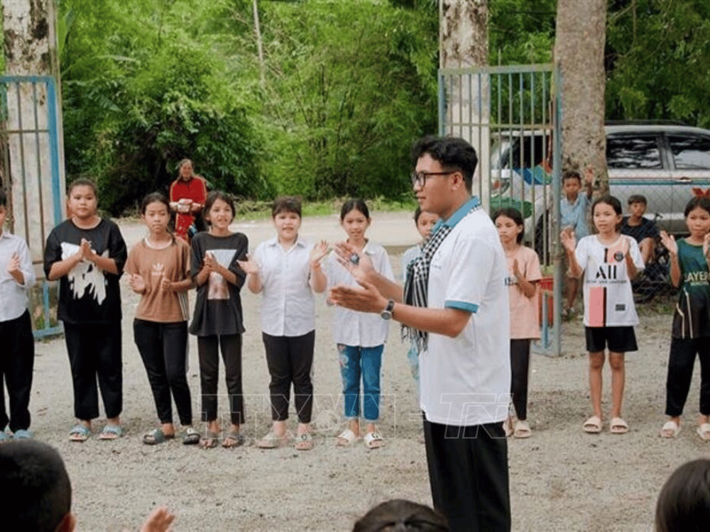 Mang yêu thương, trao thầm lặng