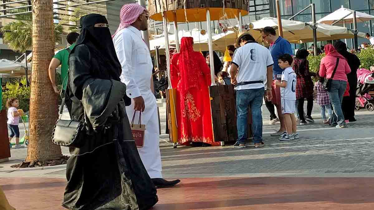 Tránh thể hiện tình cảm nơi công cộng