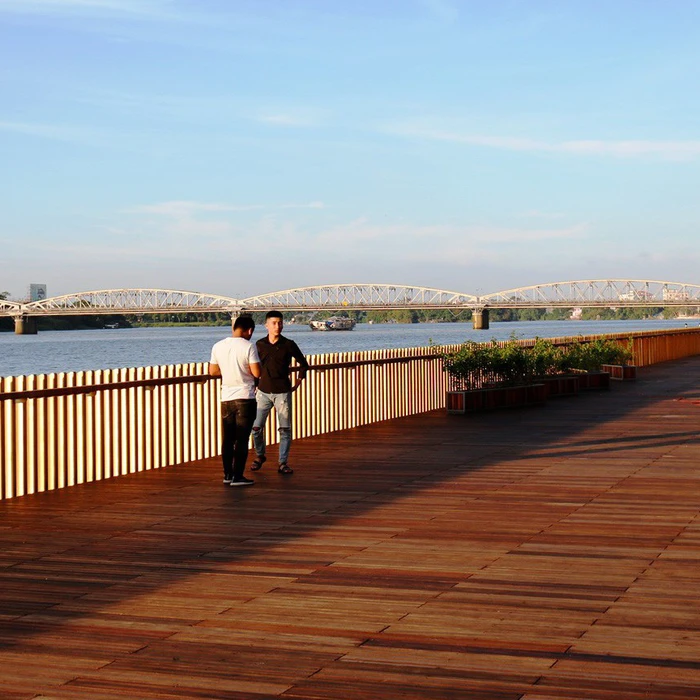 Đường Đi Bộ Lót Sàn Gỗ Lim 64 Tỷ Trên Sông Hương