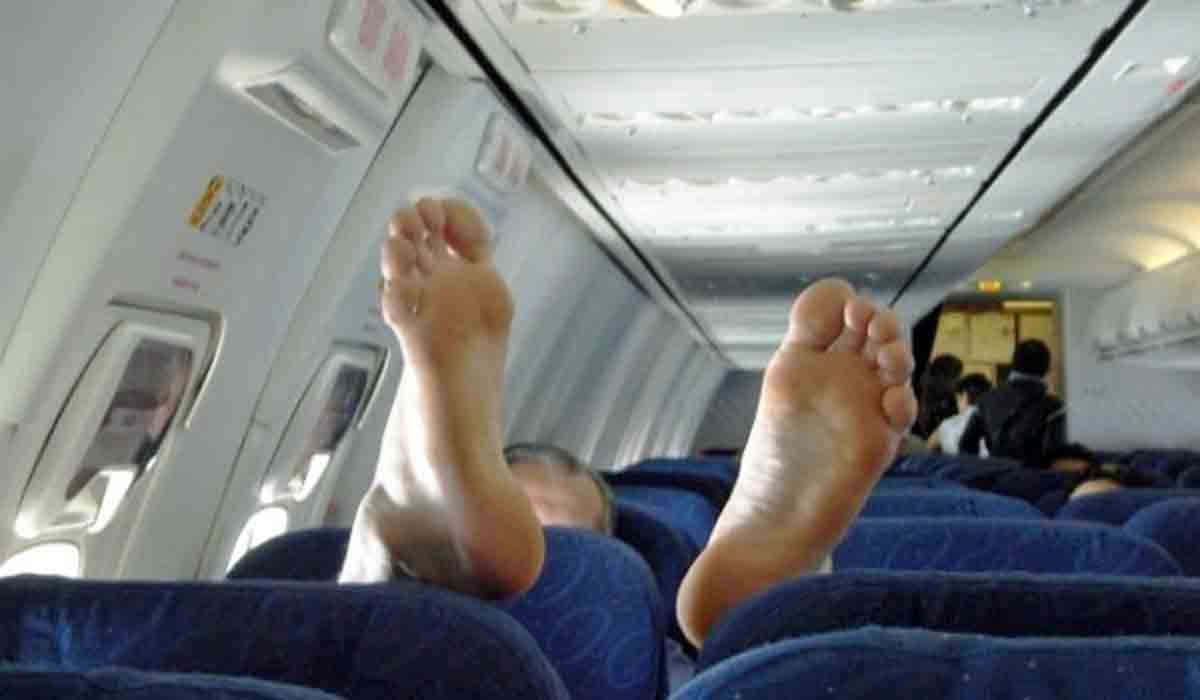 Không nên đi chân trần trên máy bay
